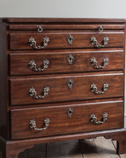 GEORGE III MAHOGANY CHEST OF DRAWERS - ADDITIONAL PHOTO 3