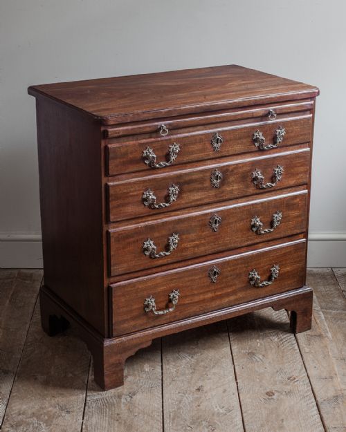 GEORGE III MAHOGANY CHEST OF DRAWERS - ADDITIONAL PHOTO 4