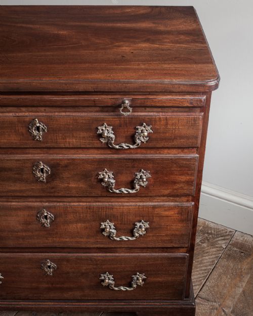 GEORGE III MAHOGANY CHEST OF DRAWERS - ADDITIONAL PHOTO 6