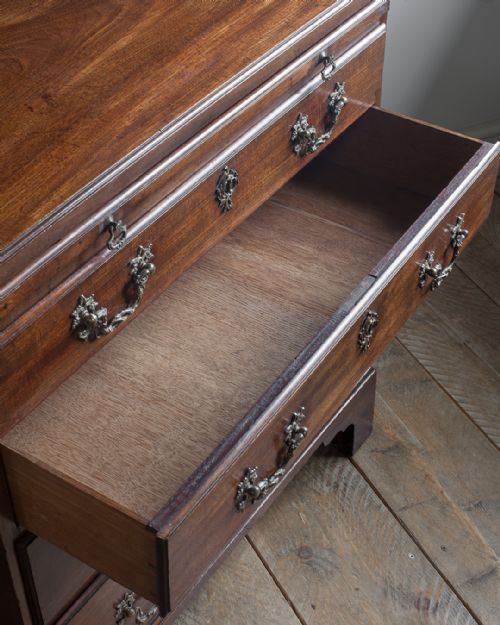 GEORGE III MAHOGANY CHEST OF DRAWERS - ADDITIONAL PHOTO 7
