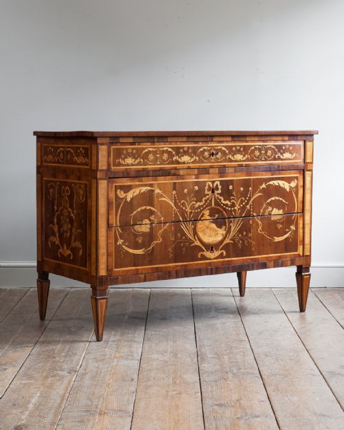 EXCEPTIONAL PAIR OF LATE 18TH CENTURY NORTH ITALIAN WALNUT AND KINGWOOD COMMODES - ADDITIONAL PHOTO 4