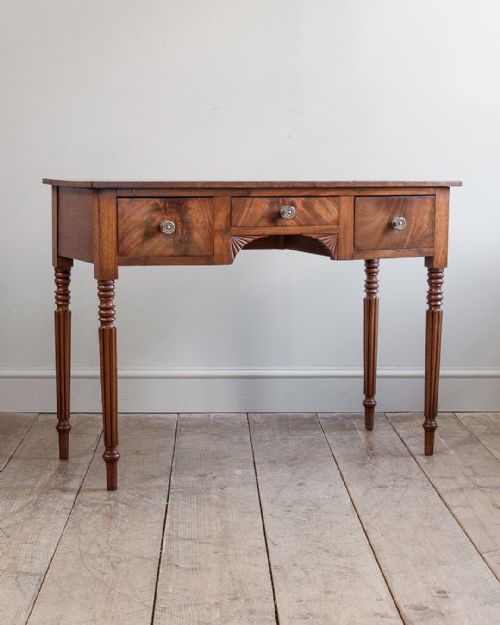 19TH CENTURY MAHOGANY DRESSING TABLE