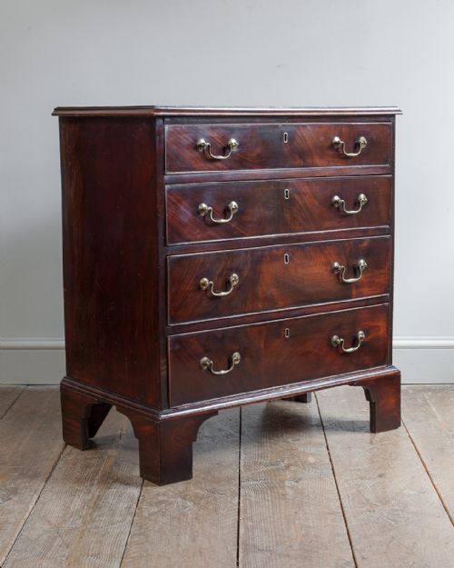 Georgian Chest of Drawers of Neat Proportions