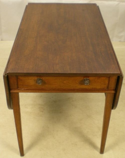 GEORGIAN MAHOGANY PEMBROKE TABLE