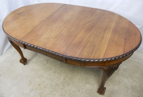 Oval Mahogany Extending Dining Table to Seat Eight
