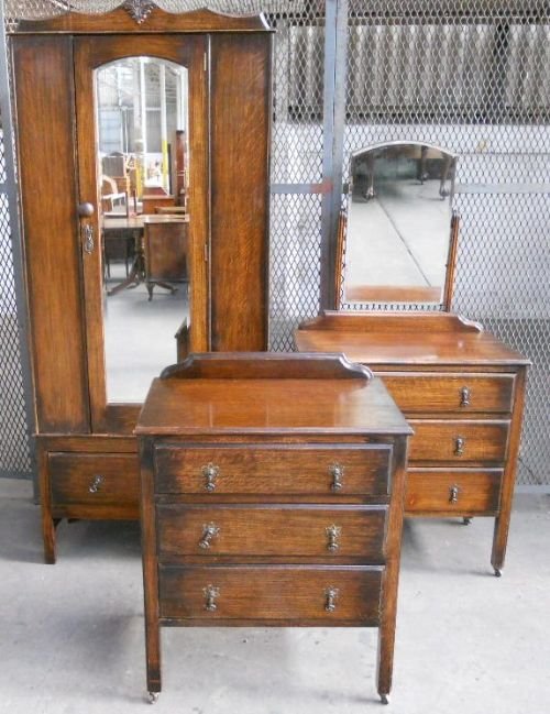 Small Oak Three Piece Bedroom Suite