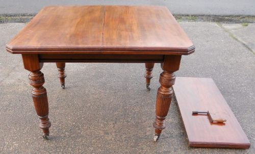 Edwardian Mahogany Extending Dining Table to Seat Six
