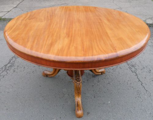 Victorian Light Mahogany Round Breakfast Table
