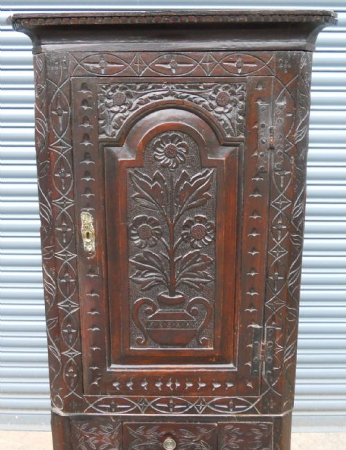 VICTORIAN DARK CARVED OAK CORNER CUPBOARD ON STAND - ADDITIONAL PHOTO 2