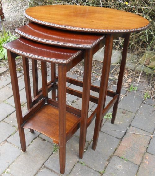 OVAL TOP MAHOGANY NEST OF THREE COFFEE TABLES - ADDITIONAL PHOTO 1