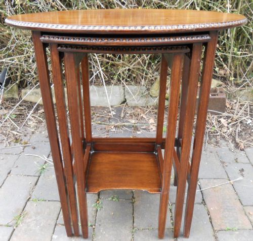 OVAL TOP MAHOGANY NEST OF THREE COFFEE TABLES - ADDITIONAL PHOTO 4