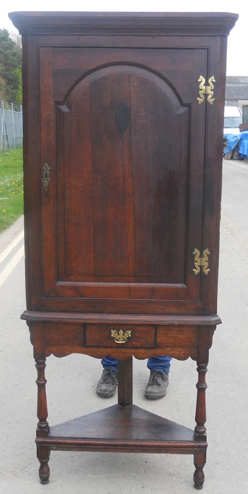 GEORGIAN OAK CORNER CUPBOARD ON STAND - ADDITIONAL PHOTO 1