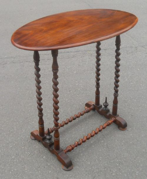 VICTORIAN OVAL MAHOGANY CENTRE TABLE