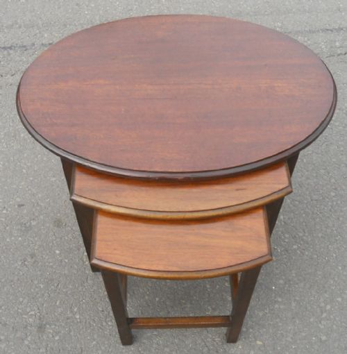 OVAL MAHOGANY NEST OF THREE COFFEE TABLES - ADDITIONAL PHOTO 5