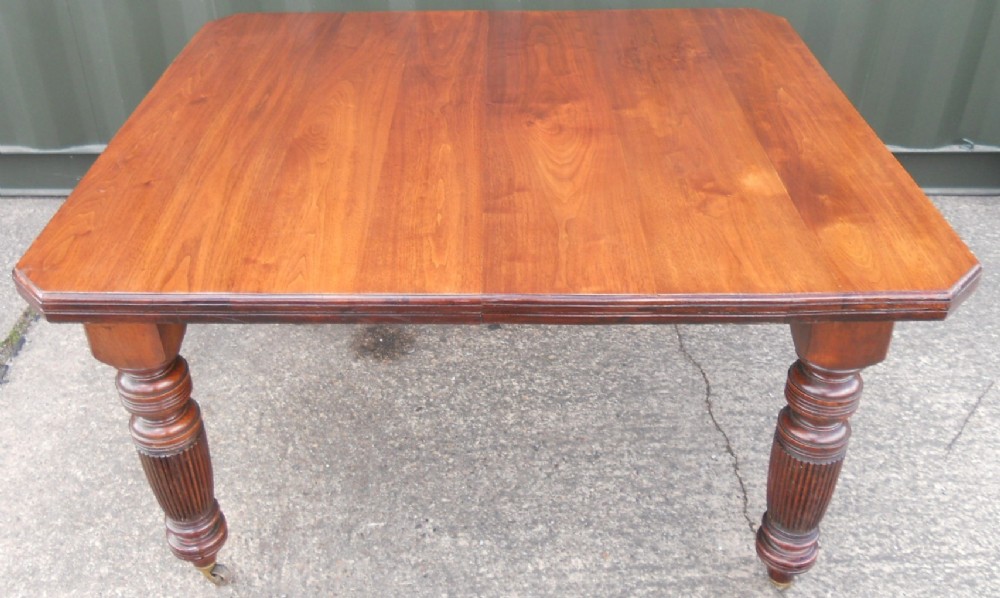 Edwardian Walnut Extending Dining Table to Seat Six 
