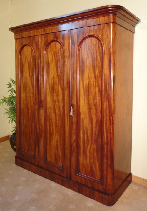 VICTORIAN MAHOGANY THREE DOOR WARDROBE - ADDITIONAL PHOTO 1