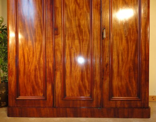 VICTORIAN MAHOGANY THREE DOOR WARDROBE - ADDITIONAL PHOTO 3