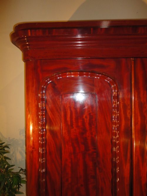 EARLY VICTORIAN MAHOGANY TWO DOOR WARDROBE - ADDITIONAL PHOTO 5