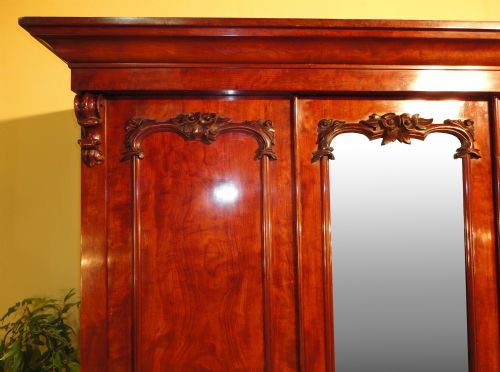 VICTORIAN MAHOGANY THREE DOOR FITTED WARDROBE - ADDITIONAL PHOTO 3
