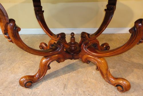 VICTORIAN BURR WALNUT SERPENTINE SHAPED CENTRE TABLE - ADDITIONAL PHOTO 4