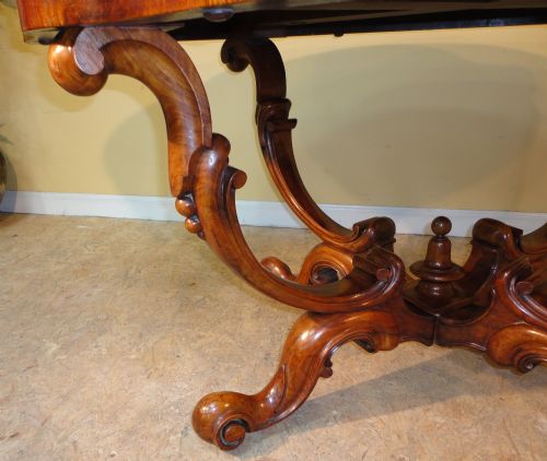 VICTORIAN BURR WALNUT SERPENTINE SHAPED CENTRE TABLE - ADDITIONAL PHOTO 7