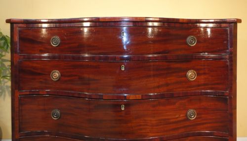 GEORGE III MAHOGANY SERPENTINE CHEST OF DRAWERS - ADDITIONAL PHOTO 3