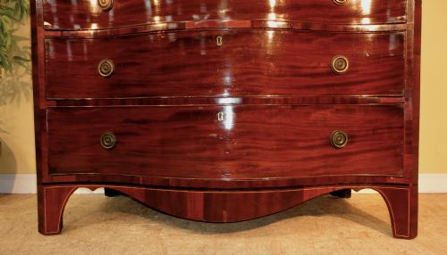 GEORGE III MAHOGANY SERPENTINE CHEST OF DRAWERS - ADDITIONAL PHOTO 4