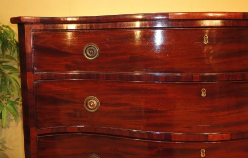 GEORGE III MAHOGANY SERPENTINE CHEST OF DRAWERS - ADDITIONAL PHOTO 5