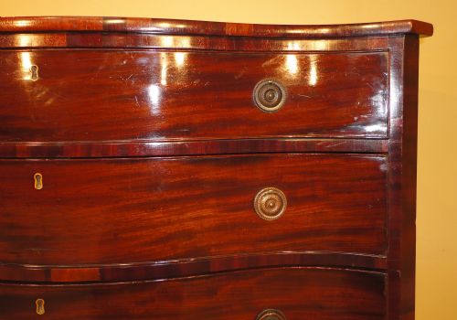 GEORGE III MAHOGANY SERPENTINE CHEST OF DRAWERS - ADDITIONAL PHOTO 6