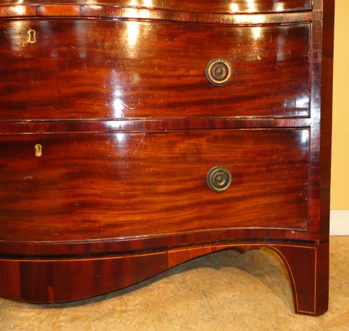 GEORGE III MAHOGANY SERPENTINE CHEST OF DRAWERS - ADDITIONAL PHOTO 8