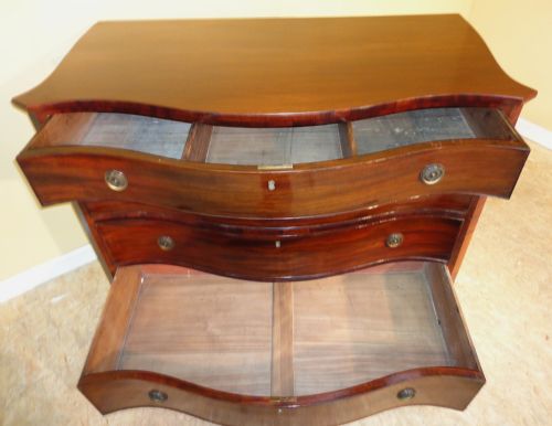 GEORGE III MAHOGANY SERPENTINE CHEST OF DRAWERS - ADDITIONAL PHOTO 11