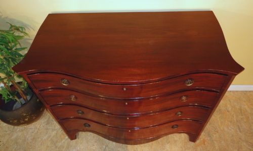 GEORGE III MAHOGANY SERPENTINE CHEST OF DRAWERS - ADDITIONAL PHOTO 12
