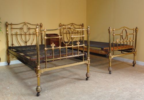 SUPER PAIR OF HOSKINS SEWELL VICTORIAN BRASS SINGLE BEDS - ADDITIONAL PHOTO 2