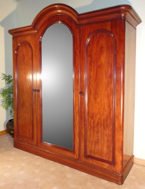 VICTORIAN MAHOGANY FITTED TRIPLE WARDROBE - ADDITIONAL PHOTO 1