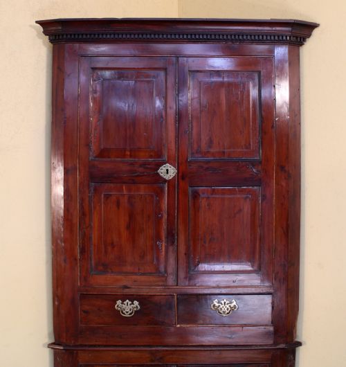 AN 18TH CENTURY GEORGIAN IRISH YEW CORNER CUPBOARD - ADDITIONAL PHOTO 2