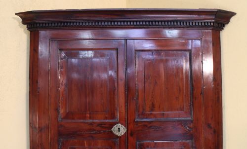 AN 18TH CENTURY GEORGIAN IRISH YEW CORNER CUPBOARD - ADDITIONAL PHOTO 3