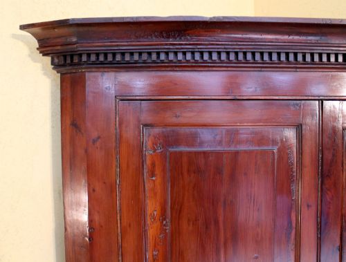 AN 18TH CENTURY GEORGIAN IRISH YEW CORNER CUPBOARD - ADDITIONAL PHOTO 6