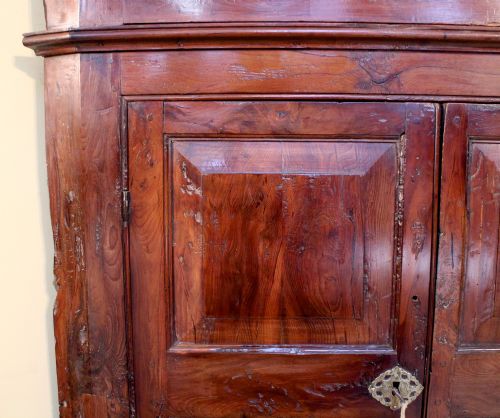 AN 18TH CENTURY GEORGIAN IRISH YEW CORNER CUPBOARD - ADDITIONAL PHOTO 7