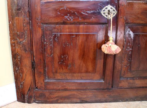AN 18TH CENTURY GEORGIAN IRISH YEW CORNER CUPBOARD - ADDITIONAL PHOTO 8
