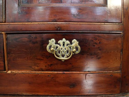 AN 18TH CENTURY GEORGIAN IRISH YEW CORNER CUPBOARD - ADDITIONAL PHOTO 10