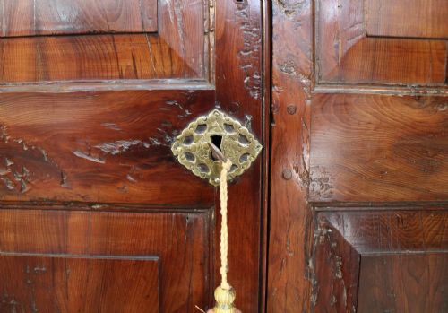 AN 18TH CENTURY GEORGIAN IRISH YEW CORNER CUPBOARD - ADDITIONAL PHOTO 11
