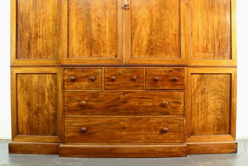 GEORGE III MAHOGANY BREAKFRONT LINEN PRESS WARDROBE - ADDITIONAL PHOTO 3