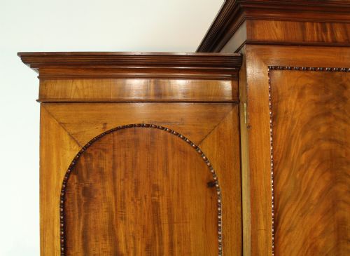 GEORGE III MAHOGANY BREAKFRONT LINEN PRESS WARDROBE - ADDITIONAL PHOTO 5