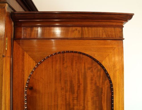 GEORGE III MAHOGANY BREAKFRONT LINEN PRESS WARDROBE - ADDITIONAL PHOTO 6