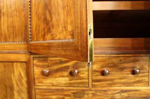 GEORGE III MAHOGANY BREAKFRONT LINEN PRESS WARDROBE - ADDITIONAL PHOTO 11