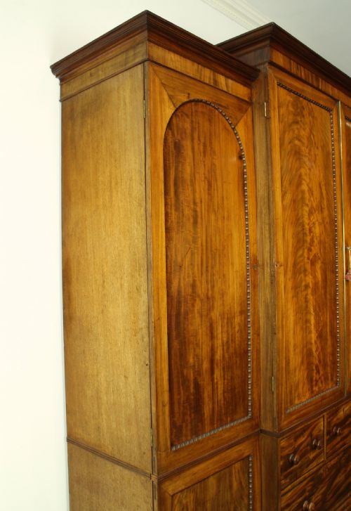 GEORGE III MAHOGANY BREAKFRONT LINEN PRESS WARDROBE - ADDITIONAL PHOTO 12