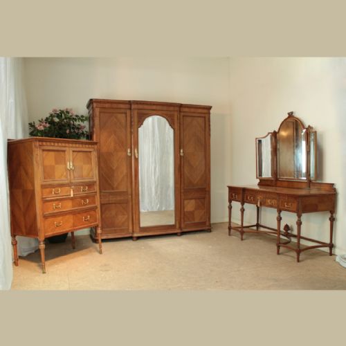 super gillows carved walnut bedroom suite - CATEGORY: ANTIQUE FURNITURE - DATED EDWARDIAN