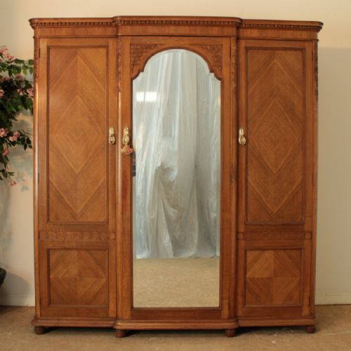 SUPER GILLOWS CARVED WALNUT BEDROOM SUITE - ADDITIONAL PHOTO 1