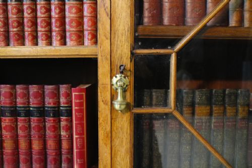 VICTORIAN BREAKFRONT OAK FLOOR BOOKCASE 4FT HIGH - ADDITIONAL PHOTO 7