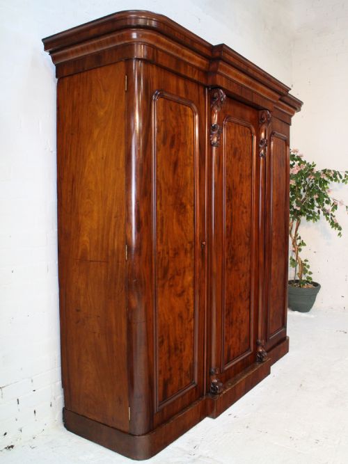 VICTORIAN MAHOGANY THREE DOOR BREAKFRONT WARDROBE - ADDITIONAL PHOTO 11